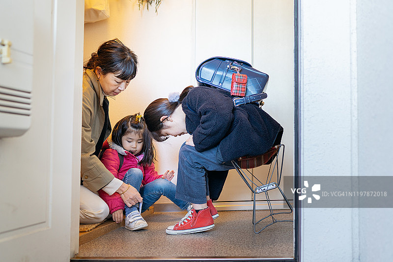 职场妈妈和女儿准备出门图片素材