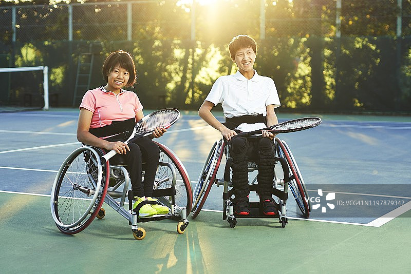 坐在轮椅上的网球运动员青少年男女肖像图片素材