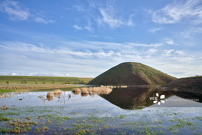 冬至后的西尔伯里山，英国威尔特郡图片素材