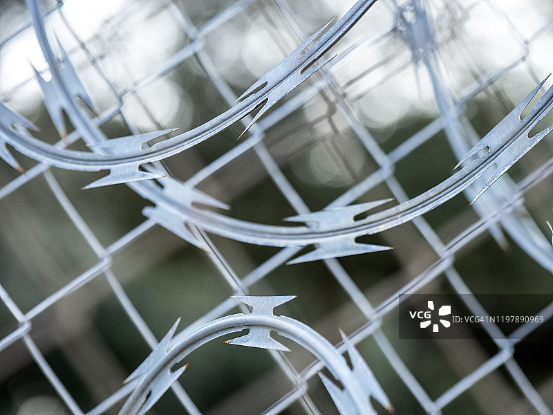 带刺铁丝的金属栅栏图片素材