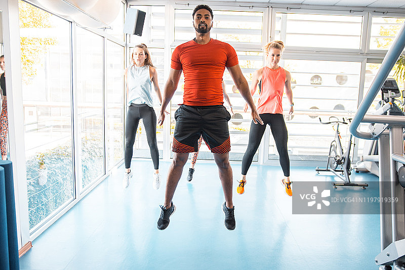 在健身房做波比运动的一小群人图片素材