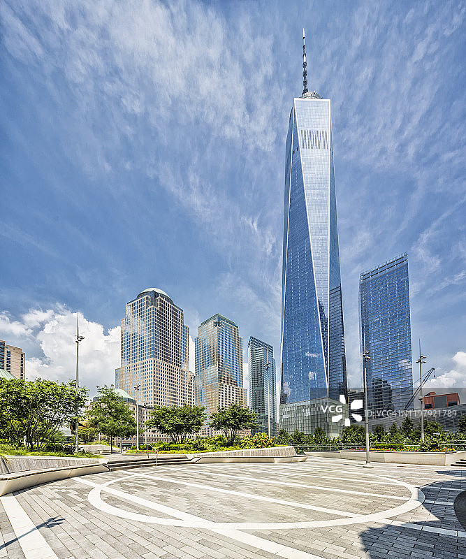 曼哈顿下城世贸中心自由公园，背景是世贸中心一号楼图片素材