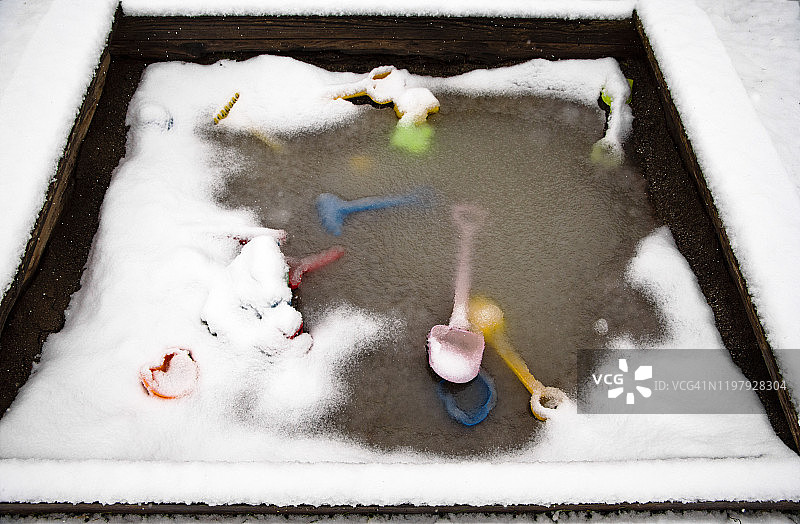 儿童游乐池结冰静物，玩具被冻住图片素材