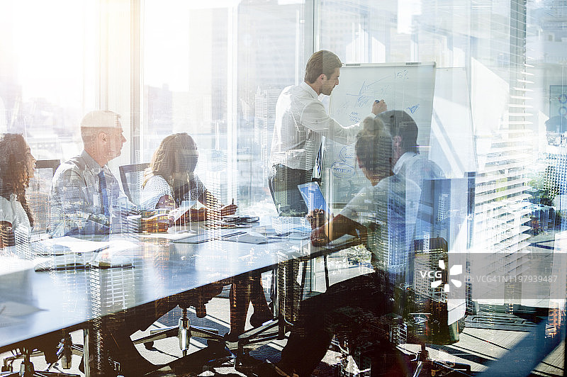 商务人士在会议室的演示文稿拼贴图片素材