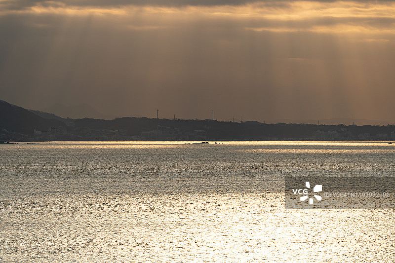 日本神奈川县海滩上的清晨阳光图片素材