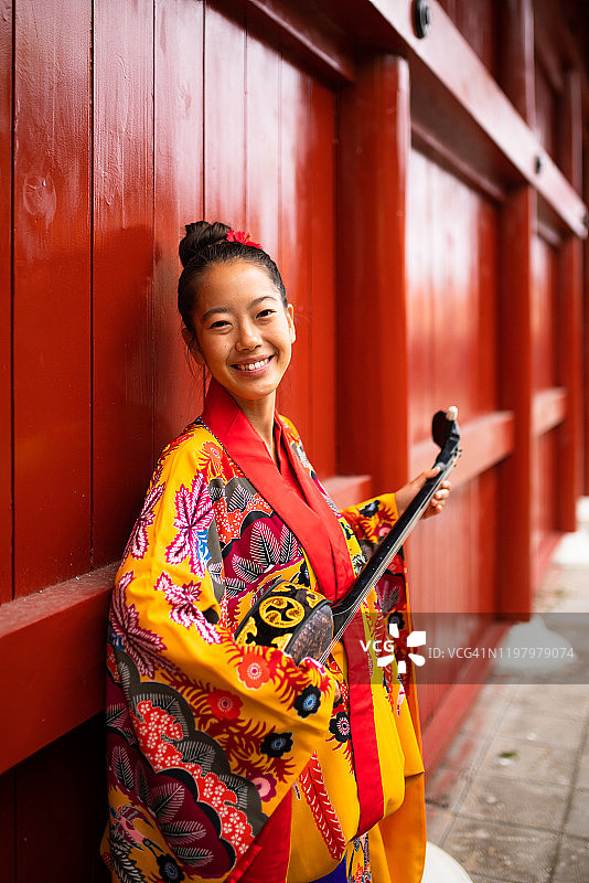 穿着琉球和服演奏三线的冲绳女孩图片素材