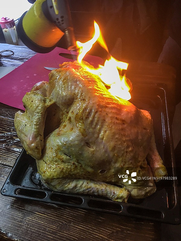 用火焰去除火鸡羽毛图片素材