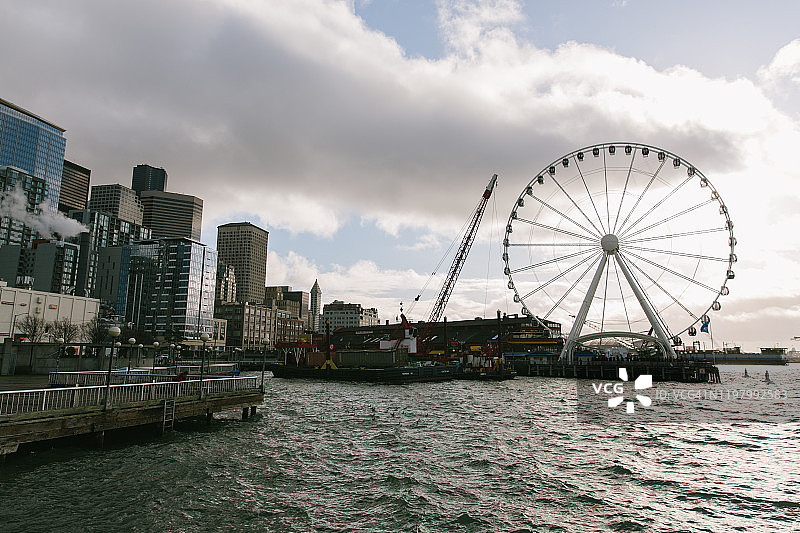 海滨的西雅图摩天轮，冬季白天的西雅图户外景色图片素材