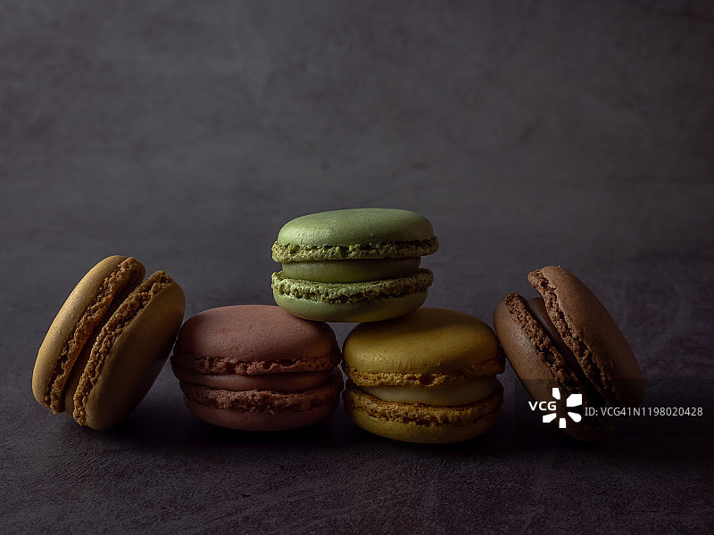 深灰色背景上的马卡龙图片素材