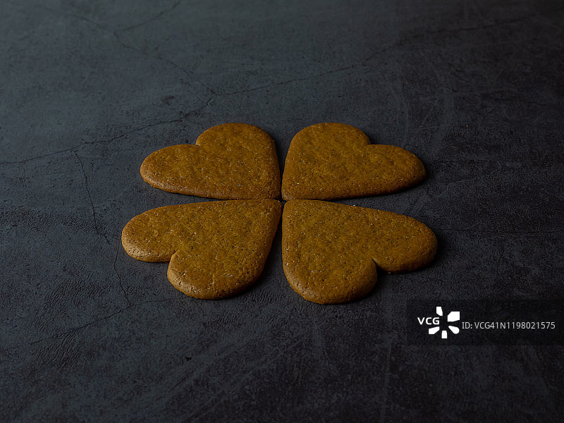 深灰色背景下的一堆心形姜饼图片素材