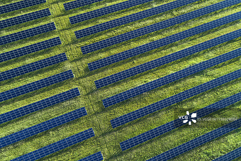 德国巴伐利亚太阳能发电场太阳能电池板的抽象航拍图片素材