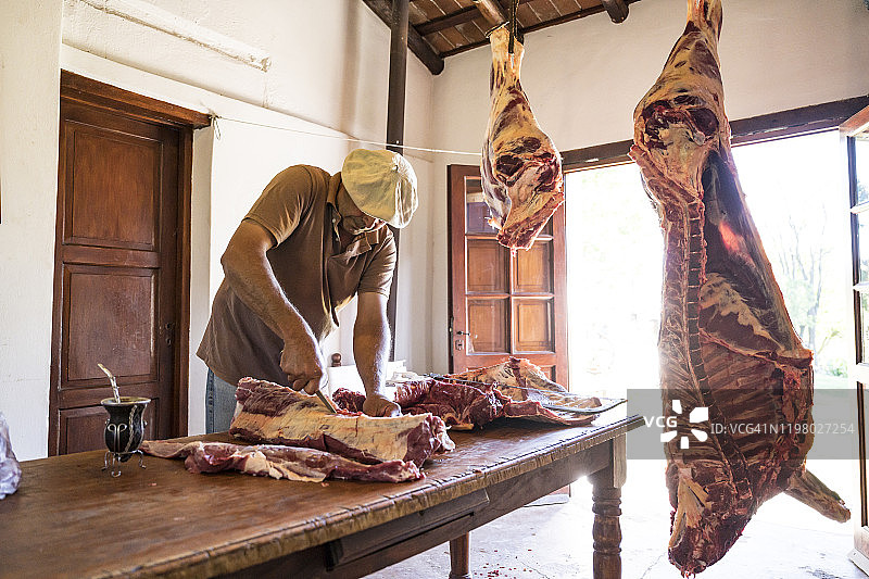 高乔人切割牛肉图片素材
