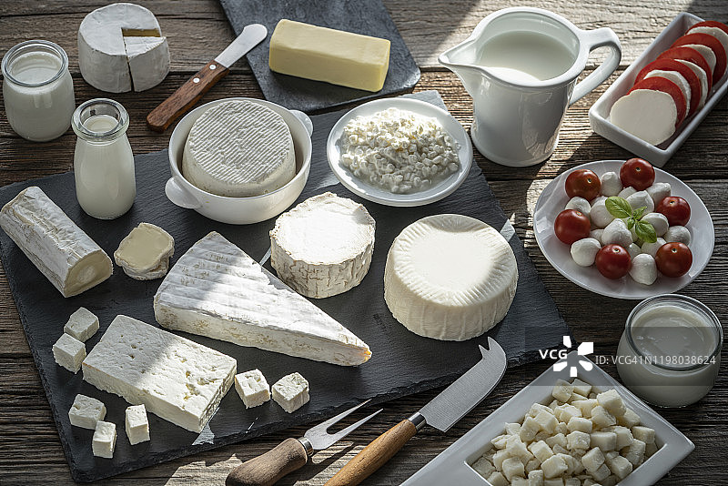 奶酪和乳制品：牛奶、酸奶、黄油图片素材