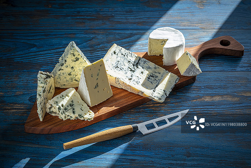 带刀的蓝纹奶酪砧板图片素材
