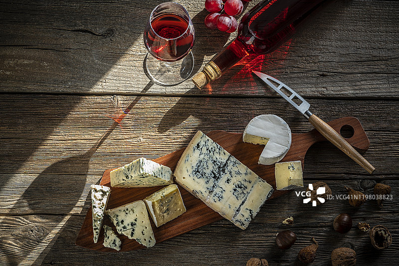 什锦蓝纹奶酪板和红酒图片素材
