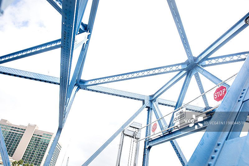 美国佛罗里达州杰克逊维尔市中心主街大桥图片素材