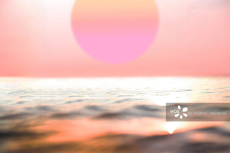 巴厘岛美丽的粉色日落时分的巨大太阳图片素材