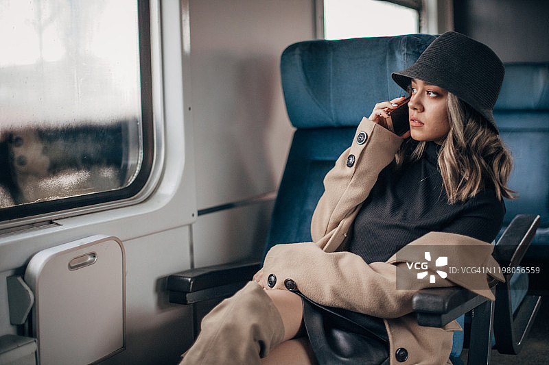 优雅的年轻女子正在打电话图片素材