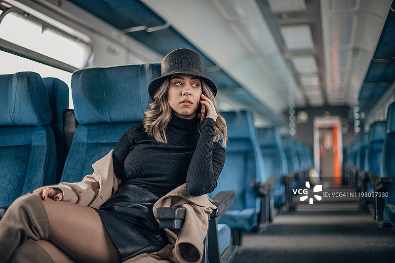 火车上的优雅年轻女子图片素材