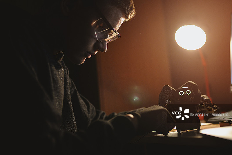 男孩工程师制作机器人图片素材