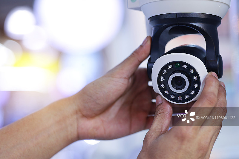 技术员通过螺丝安装闭路电视摄像机，用于家庭安全系统图片素材