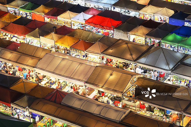 拉差达火车夜市：当地热门的复古商品和美食摊位图片素材