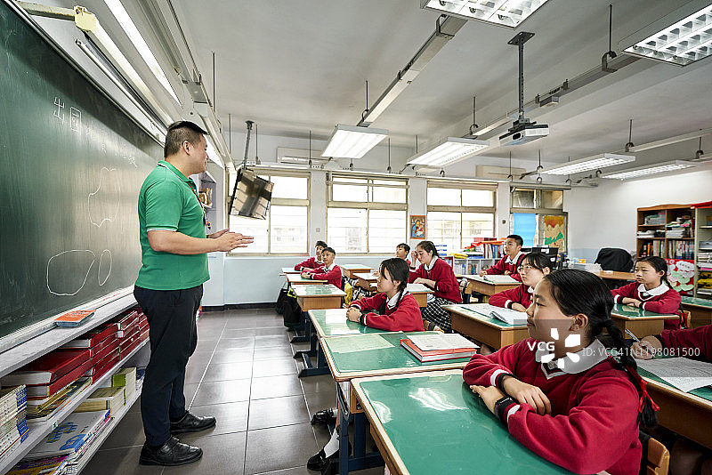 学生专注听老师讲课图片素材