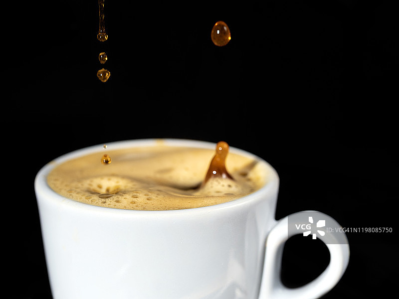 白色瓷杯中的意式浓缩咖啡图片素材