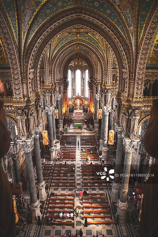 里昂富维耶圣母圣殿金色中殿内部高角度航拍图片素材