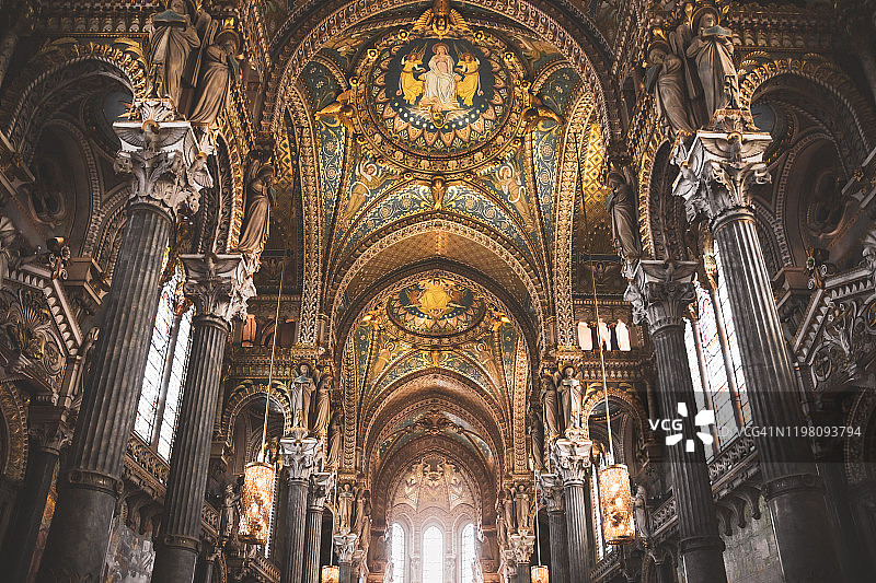 里昂富维耶圣母大教堂的华丽金色内饰图片素材