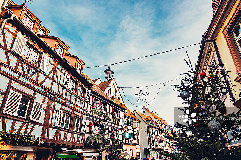 法国奥贝奈带有圣诞装饰的半木结构建筑图片素材