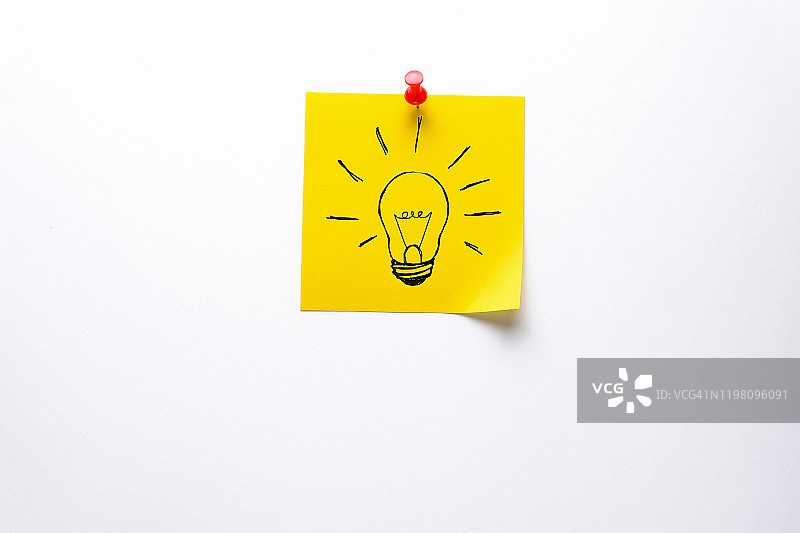 黄色贴纸上的创意灯泡绘画：新想法、创新、问题解决方案图片素材