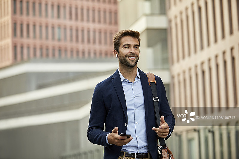 戴着耳机讲话的男性专业人士图片素材