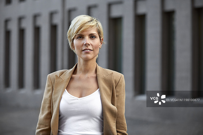 城市中美丽的年轻女商人肖像图片素材