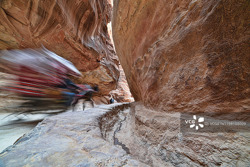 驶向佩特拉Siq的马车的模糊运动图片素材