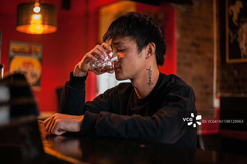 在酒吧的中国男人图片素材