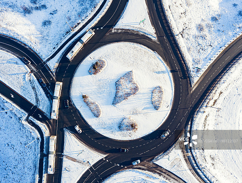 环形交叉路上的公交车图片素材