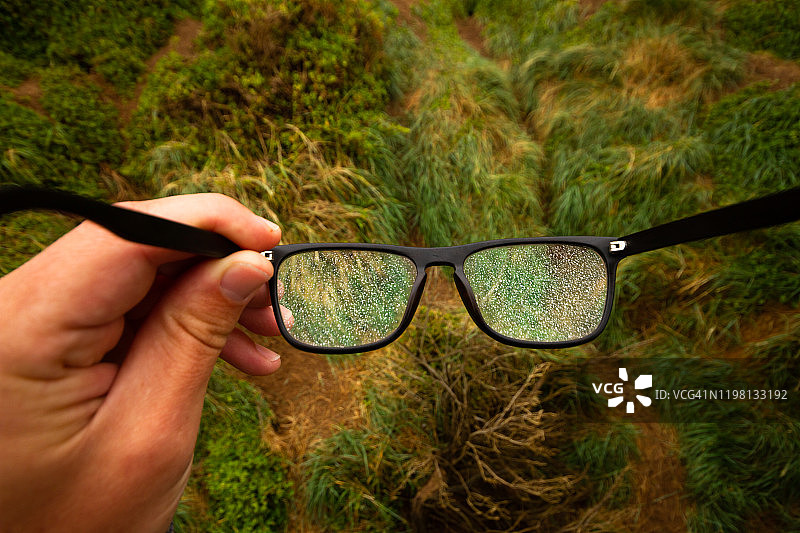 雨滴下的眼镜图片素材