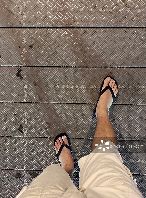 不同地板上我的脚的视角图片素材