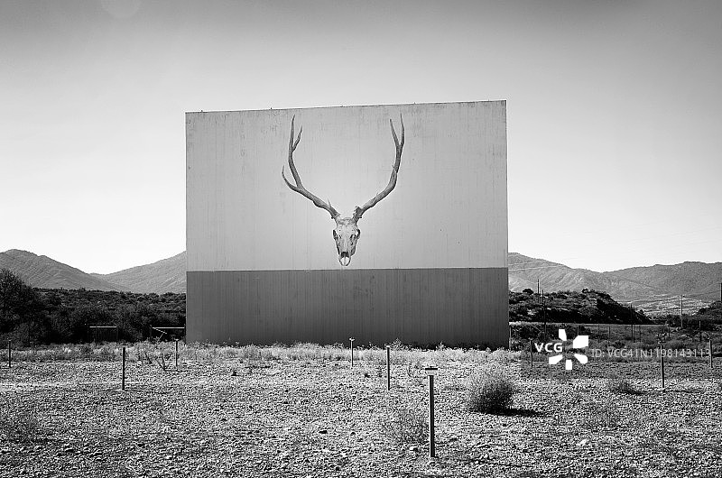 投影到汽车影院屏幕上的鹿角合成图像图片素材