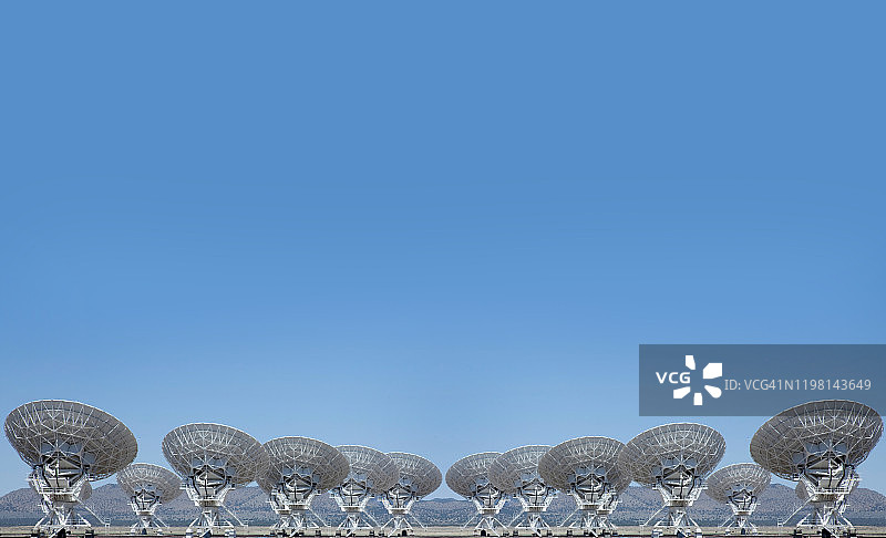 沙漠中的大型射电望远镜图片素材