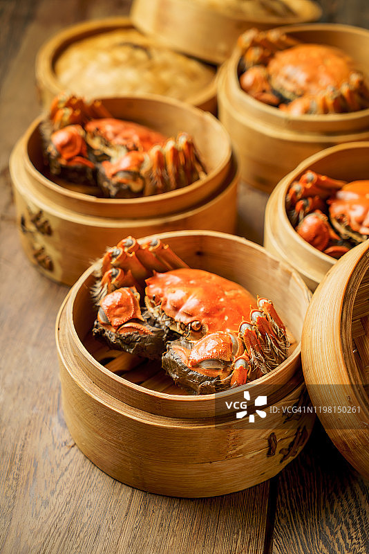 木桌上的螃蟹图片素材