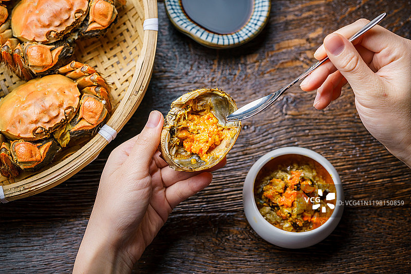 木桌上的螃蟹图片素材