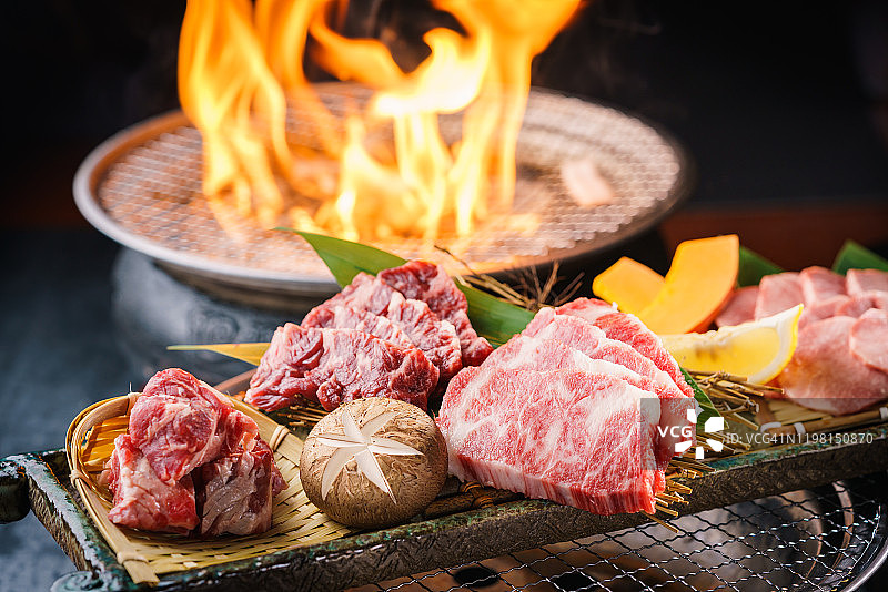 桌子上的新鲜生牛排图片素材