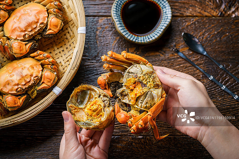 木桌上的螃蟹图片素材