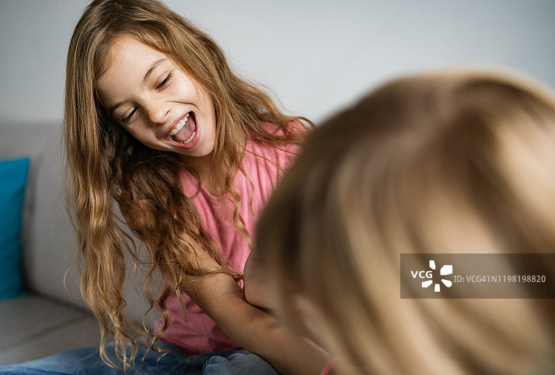 快乐的女孩图片素材