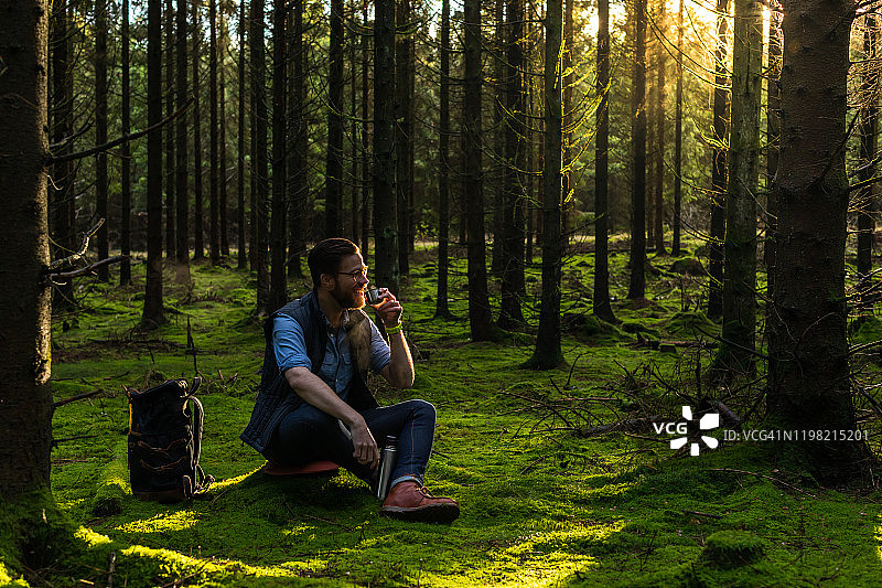 男人坐在森林里图片素材