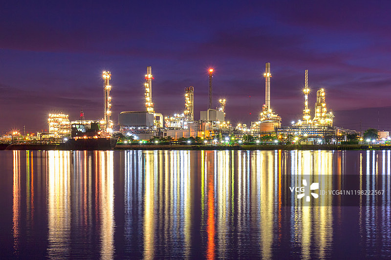 剪影下的炼油厂和日出天空图片素材