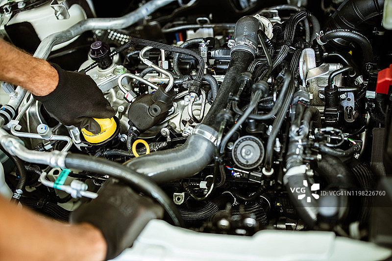 机械师正在修理汽车发动机的特写镜头图片素材