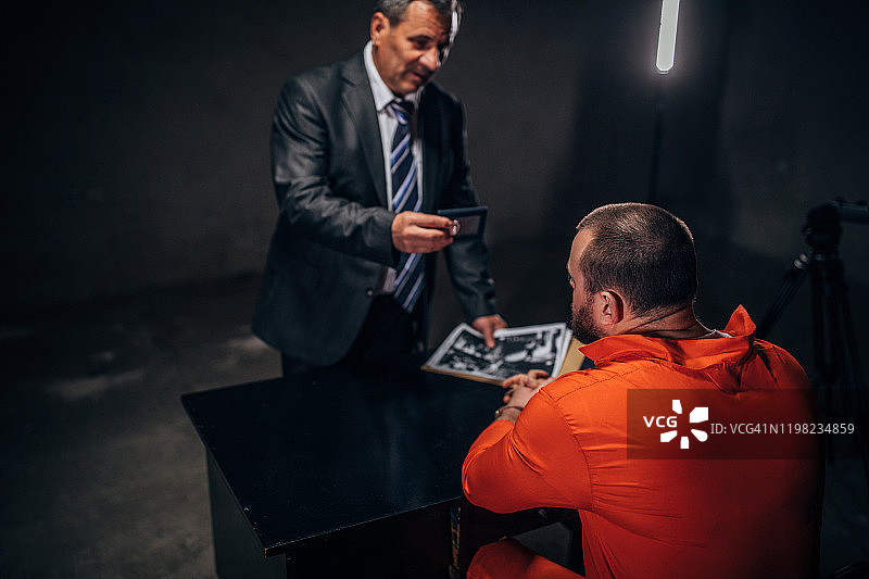 审讯室里的男侦探和囚犯图片素材